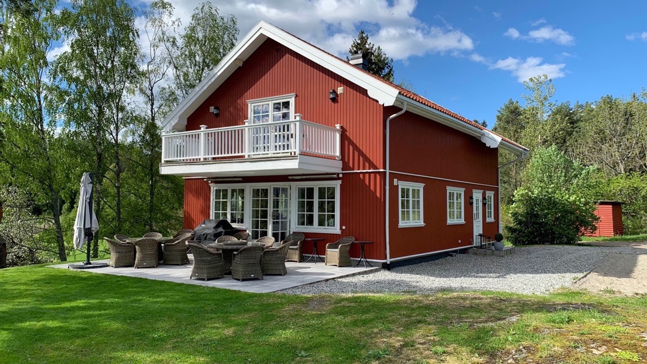 Hovedhuset på Storenga med terrasse og hage