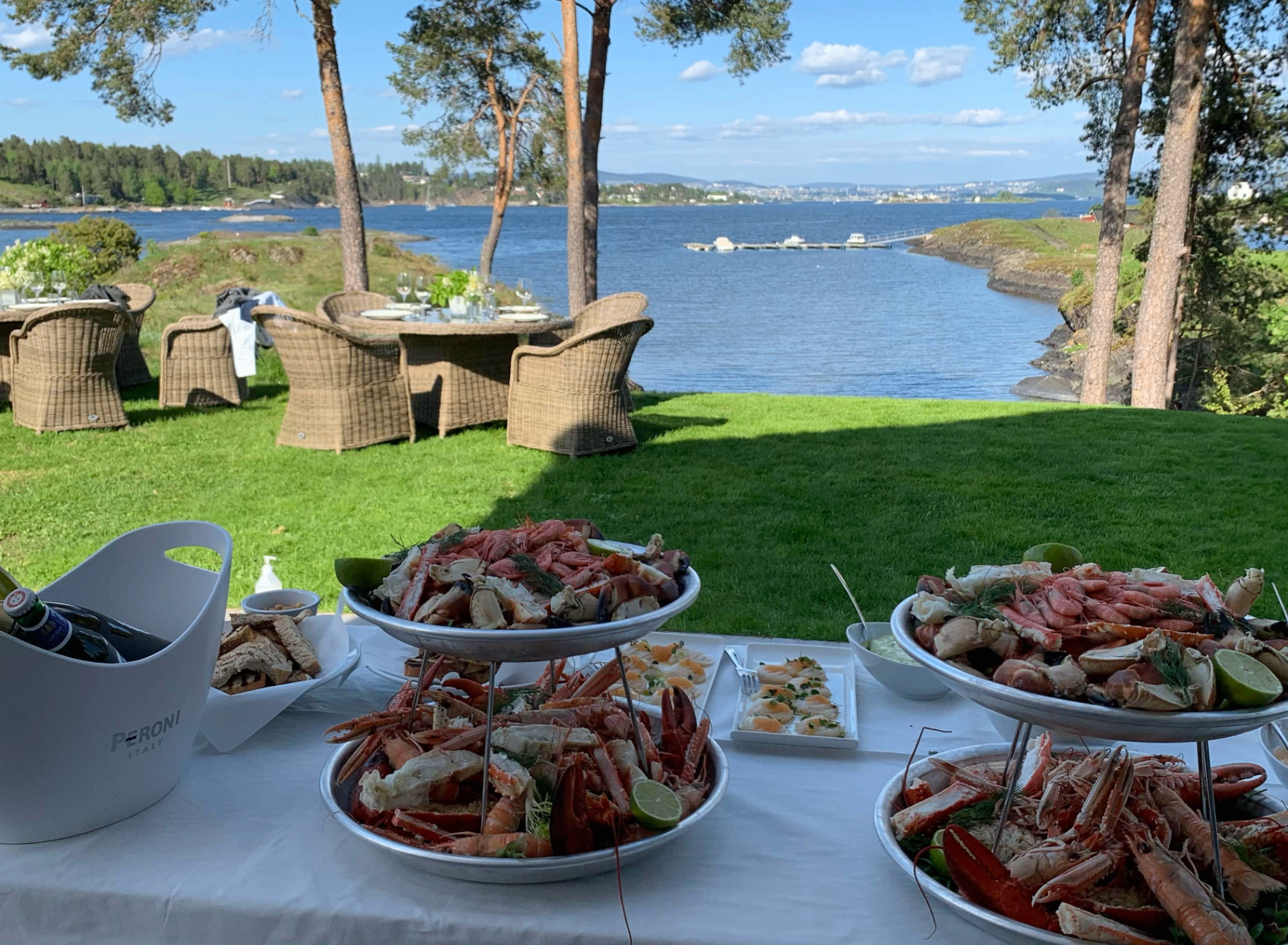 Sjømatbuffet på gressplen med utsikt over Oslofjorden fra Storenga