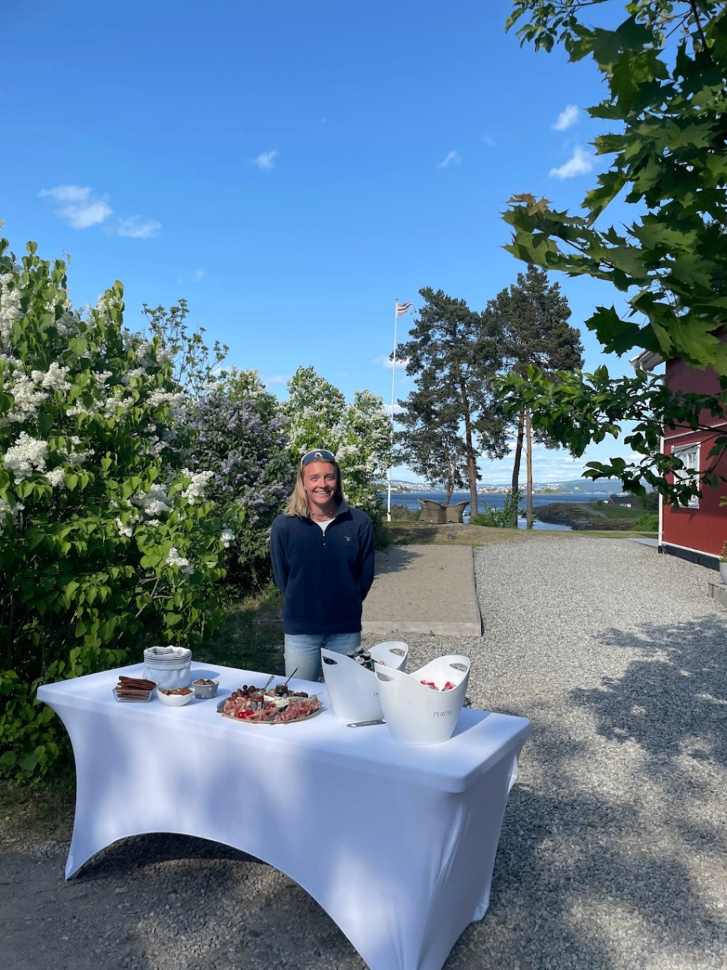 Vertskap som tar imot gjester ved ankomst til Storenga